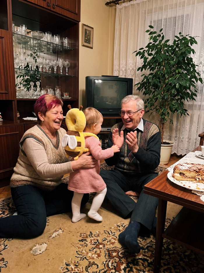 Dziadkowie bawią się z wnuczką w plecaczku beebi