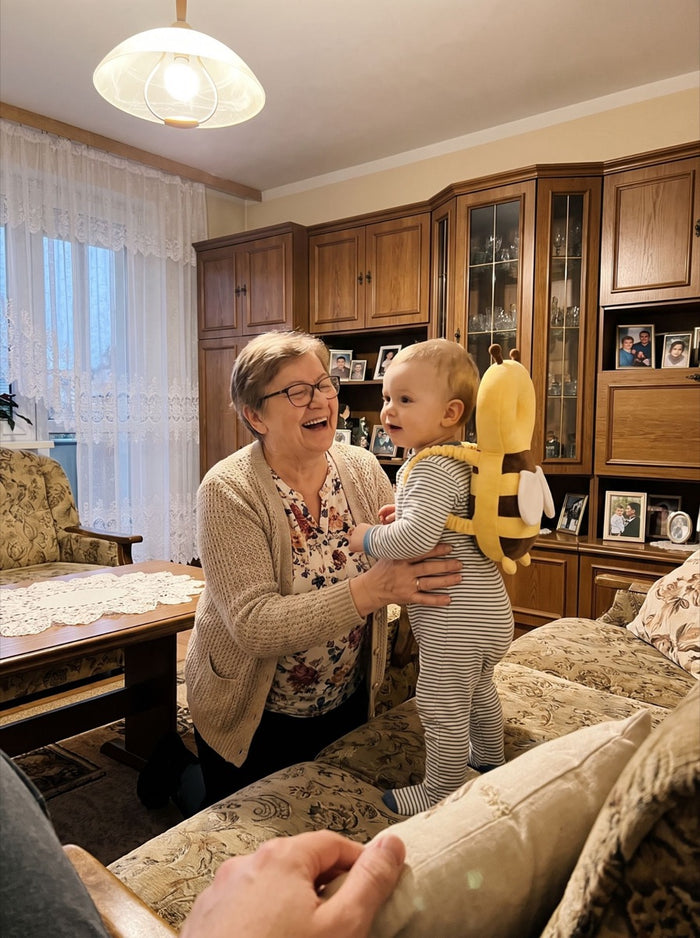 Babcia śmieje się do wnuka w plecaczku beebi